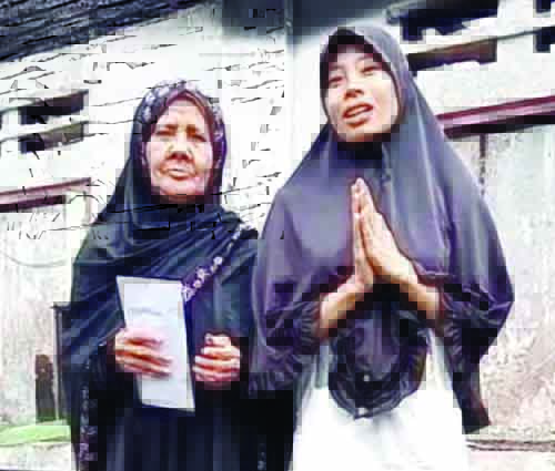 TERIMA KASIH ANDRE— Pemilik rumah yang terbakar di Paninjauan, Tanjung Raya, Agam, Rosna (76) dan cucunya Elfitri (25) mengucapkan terima kasih kepada Andre Rosiade yang mengirimkan bantuan untuk memulai mendirikan rumah kembali.