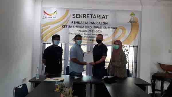 FORMULIR PENDAFTARAN— Megi Fernando (kiri) menerima formulir pendaftaran Balontum HIPMI Sumbar yang diserahkan oleh Wakil Ketua OC Musda HIPMI Sumbar Febriyan Mayoska.