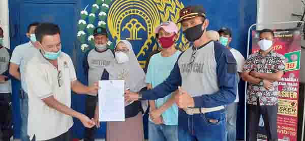 SERAHKAN SK—Kepala Lapas Klas IIB Pariaman Eddy Junaedi saat serahkan  SK asimilasi kepada Lurah Karan Aur Afriwal yang mendapingi penjemputan warganya.