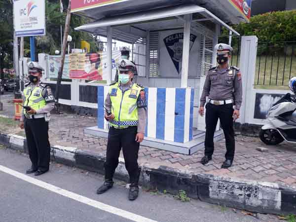 PENJAGAAN—Kanit Gatur Ipda  Adrian bersama anggota Aiptu M Firdaus, Aipda Dedi K dan Bripka Dede K saat penjagaan di Pos Lantas Simpang Ujung Gurun, kemarin.