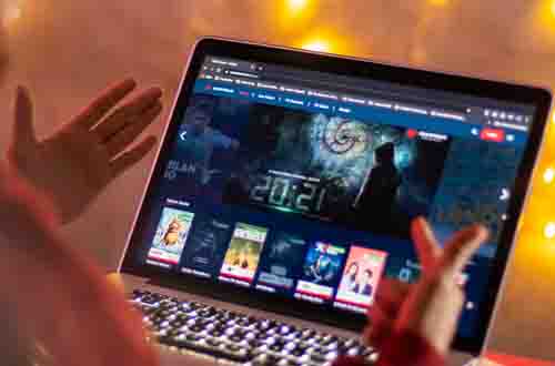 Telkomsel berkolaborasi dengan Ceria Art Entertainment untuk memproduksi 20:21 yang dibintangi oleh Ajil Ditto, Aisyah Aqillah, dan Widi Mulia.