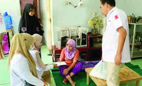 Kirim Bantuan— Pengurus DPD Partai Gerindra Sumbar menyerahkan bantuan sembako dan uang tunai kepada Dewi Puspita di kelurahan Kurao Pagang Kecamatan Nanggalo Kota Padang.