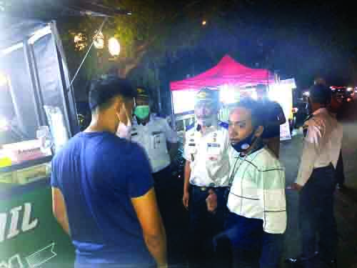 PENERTIBAN PARKIR—  Kepala UPT Parkir Ikrar bersama petugas melakukan penertiban parkir di kawasan Tugu Gempa 30 September, Rabu (17/2) malam.