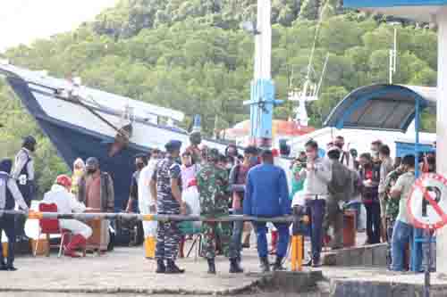AWASI— Puluhan anak buah kapal (ABK) yang berasal dari dua kapal antar pulau melakukan mogok, saat diawasi tim gabungan TNI/Polri dan pihak terkait.