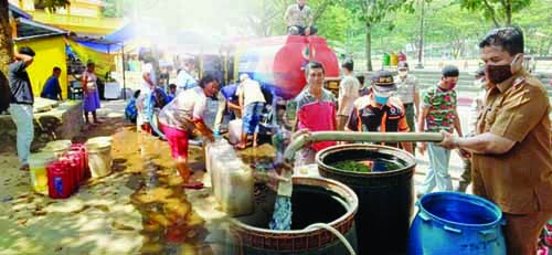 ANTRE AIR BERSIH—  Warga tengah antre mengambil air dari truk tangki yang dikerahkan oleh BPBD Kota Padang. Sejak musim kemarau ini, sejumlah titik daerah di Kota Padang mengalami kekeringan dan warga kesulitan mendapatkan air bersih.