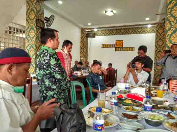 SAMPAIKAN—Ferizal Ridwan menyampaikan permohonan maaf kepada kawan-kawan wartawan selama menjabat Wakil Bupati Limapuluh Kota.