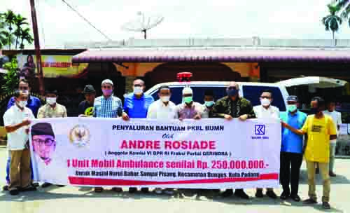SERAHKAN AMBULANS— Anggota DPR RI Andre Rosiade menyerahkan ambulans kepada pengurus Masjid Nurul Bahar, Sungai Pisang, Kecamatan Bungtekab, Kota Padang, Minggu (21/2).