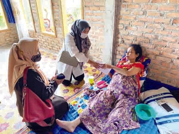 Suami-Istri Sakit, Biaya Berobat Sulit, Andre Bantu Wanita Penderita Kanker Rahim di Bungus 1 SERAHKAN BANTUAN— Wakil Sekretaris DPD Gerindra Sumbar Rina Sintya menyerahkan bantuan biaya berobat dari Anggota DPR RI Andre Rosiade kepada Yanti, warga Bungus Timur, Padang.