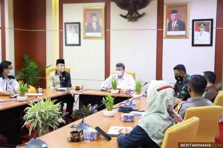 RAKOR— Walikota Solok Zul Elfian saat hadiri Rakor KPU dan Forkopimda Kota Solok membahas terkiat pelaksanaan Pilkada belakangan ini.