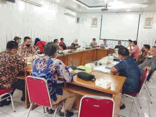 RAPAT BERSAMA— Komisi IV DPRD Padang melakukan rapat bersama Disdik, Asisten I membahas SE Seragam Sekolah. Sayangnya, dalam rapat Kadisdik tak hadir.