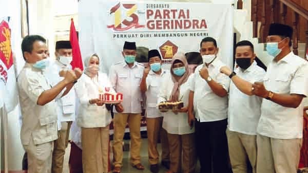 PERAYAAN— Kader Gerindra merayakan HUT ke-13 Partai Gerindra, Sabtu (6/2), dengan menerapkan prokes di kantor DPC Partai Gerindra Padang.