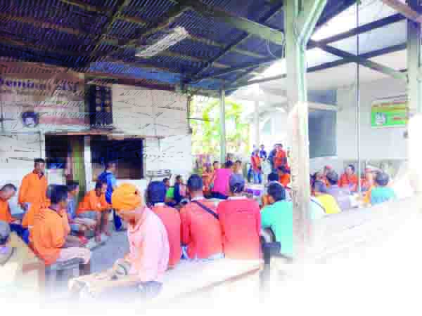 MOGOK KERJA— Para sopir truk sampah dan petugas sampah lainnya melakukan aksi mogok kerja, Selasa (9/2) pagi. Petugas kebersihan ini mengaku sudah satu bulan gaji mereka belum dibayar.