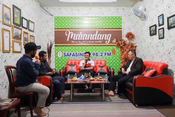 TALK SHOW— Wakil Wali Kota Erwin Yunaz, Ketua Balai Wartawan Luak Limo Puluah Arfidel Ilham, Budayawan Yulfian Azrial talk show di Radio Safasindo dalam rangka HPN.