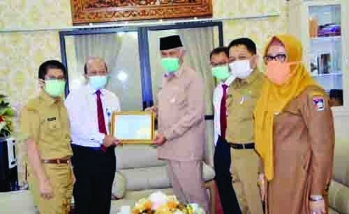 SAMPAIKAN SPT TAHUNAN— Wako Mahyeldi Ansharullah melaporkan SPT Tahunan Pajak Penghasilan (PPh) Orang Pribadi untuk tahun pajak 2020, Senin (22/2).