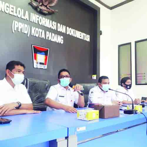 KETERANGAN PERS— Ketua BNK Padang Hendri Septa, saat memberikan keterangan pers, di Media Center Dinas Kominfo, Rabu (24/2).