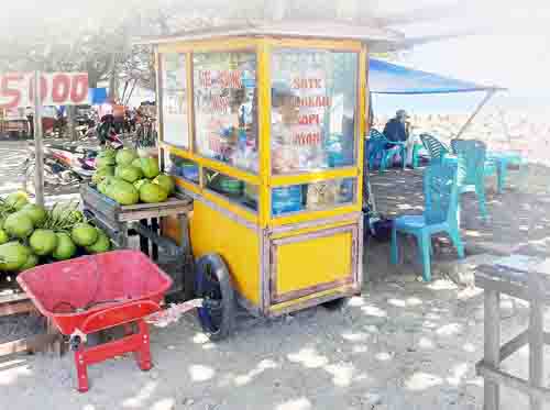 HARGA MAKANAN— Sejumlah pengunjung Pantai Padang masih menyayangkan dengan harga makanan yang dijual para pedagang yang tak lagi terkendali alias main pakuak. Meski demikian masih banyak juga pedagang yang memajang daftar harga makanan mereka.