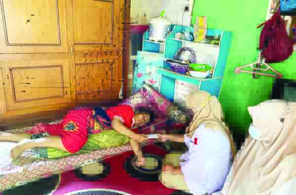 SERAHKAN BANTUAN—  Wakil Ketua DPD Gerindra Sumbar Nurhaida menyerahkan bantuan biaya berobat dari Andre Rosiade kepada Desi yang menderita kanker otak.