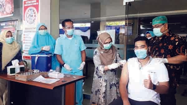 SUNTIK VAKSIN— Salah seorang tenaga kesehatan (nakes) di RSUP M Djamil Padang disuntik vaksin Covid-19. Vaksinasi di RSUP M Djamil ini dimulai sejak 18 Januari lalu.