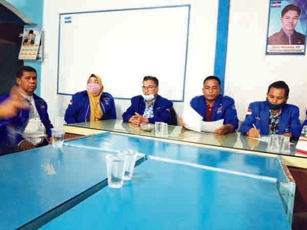 TEMU RAMAH-Ketua Fraksi Demokrat DPRD Kota Padang, Surya Jufri saat melakukan temu ramah dengan para kader Demokrat Padang, Jumat (5/2).