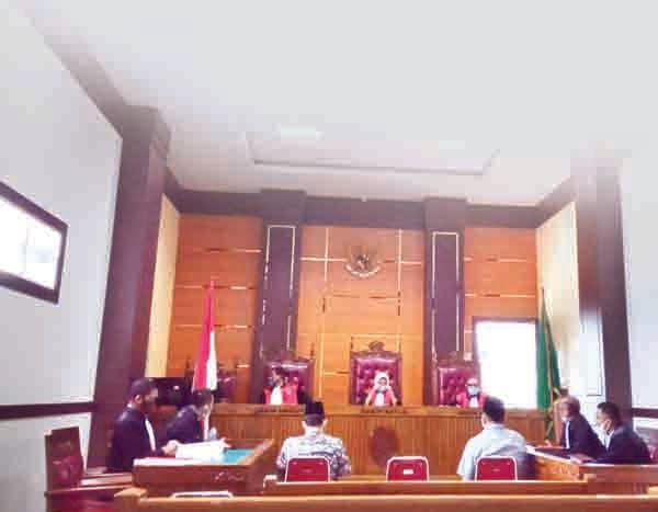 Terjerat Kasus Dugaan Korupsi, 2 Mantan Pimpinan DPRD Sijunjung Menangis di Depan Hakim 1 JALANI SIDANG— Kedua terdakwa menjalani sidang di Pengadilan Tindak Pidana Korupsi pada Pengadilan Negeri Padang.