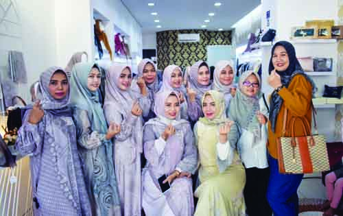 DI&DI Fashion Hijab Hadir di Padang, Tawarkan Kualitas dan Harga Bersaing 1 GRAND OPENING— Dua owner DI dan DI Fashion Hijab, Diana Fitri dan Dian Permata Sari bersama dengan mitra, relasi dan teman-temannya pada saat Grand Opening beberapa hari lalu, di Jalan Proklamasi No 60, Kecamatan Padang Timur.