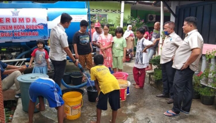 Warga Butuh Pasokan Air Bersih, BPBD Hanya Miliki 1 Mobil Tangki 1 SALURKAN AIR BERSIH— Kemarau panjang menyebabkan sumur-sumur warga mulai kering. Perumda Air Minum Kota Padang ikut membantu menyalurkan air bersih melalui truk tangki di sejumlah titik-titik rumah warga yang kekurangan air bersih.
