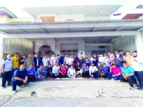 FOTO BERSAMA— Pengurus HIPMI Sumbar berfoto bersama di kantor Sekretariat BPD HIPMI Sumbar, di Jalan Mangunsarkoro, Kota Padang.