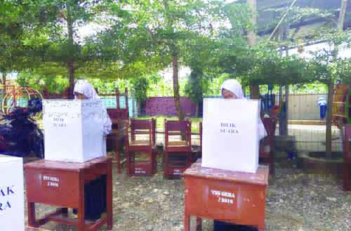 PEMILIHAN PRESIDEN— Siswa SMP IT Al Madaniy Lubuk Basung menggelar pemilihan presiden dan wakil presiden Badan Eksekutif Siswa (BES).