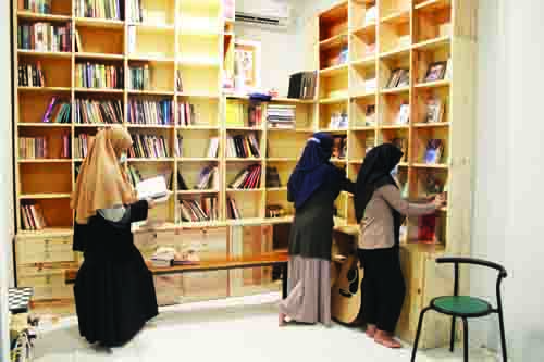 Pojok Steva— Pengunjung mencari sejumlah buku dan literaur yang disediakan di Pojok Steva, di Jalan Jamal Jamil No 77, RT 2/RW 1, Surau Gadang, Kecamatan Nanggalo.