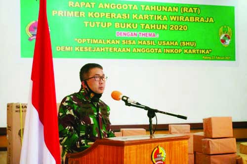 SAMBUTAN—  Danrem 032 /Wirabraja Brigjen TNI Arief Gajah Mada memberikan sambutan saat membuka RAT Primer Koperasi Kartika Wirabraja Tutup Buku Tahun 2020, di Gedung Sapta Marga Korem 032/Wbr.