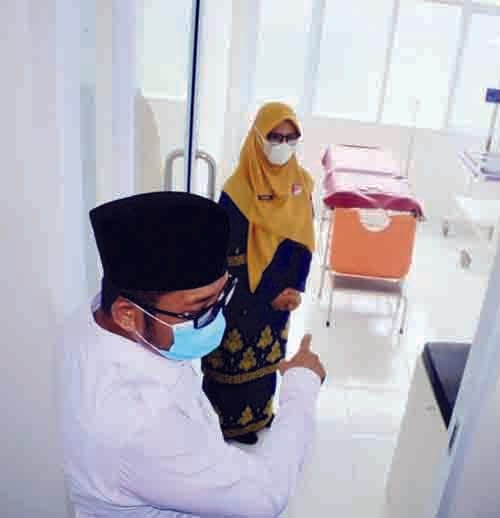 Puskesmas Parak Karakah Diresmikan 1 TINJAU— Wawako Padang Hendri Septa saat meninjau ruangan pelayanan di puskesmas