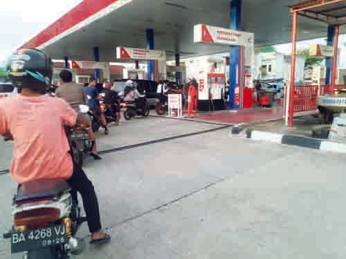 ANTREAN— Pengendara antrean mengisi BBM di SPBU Sawahan. Tahun ini, Disdag Padang melakukan tera ulang terhadap mesin ukur SPBU.