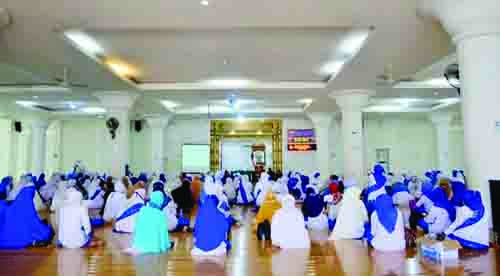 MAJELIS TAKLIM— Wako H. Mahyeldi Ansharullah memberikan sambutan dan arahan dalam kegiatan pengajian bulanan yang diselenggarakan Badan Kontak Majelis Taklim (BKMT) di Masjid Agung Nurul Iman.
