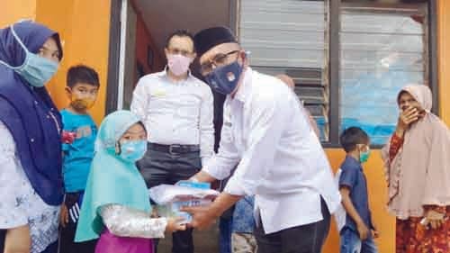 Pemnag Canduang Koto Laweh Berikan Beasiswa 320 Siswa 1 BEASISWA— Pemerintah Nagari Canduang Koto Laweh, Kecamatan Canduang, memberikan beasiswa kepada siswa kurang mampu yang ada di daerah itu.