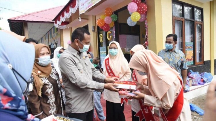 DISAMBUT—Wali Kota Pariaman Genius Umar saat menghadiri acara Rancak disambut para remaja di  lokasi acara.