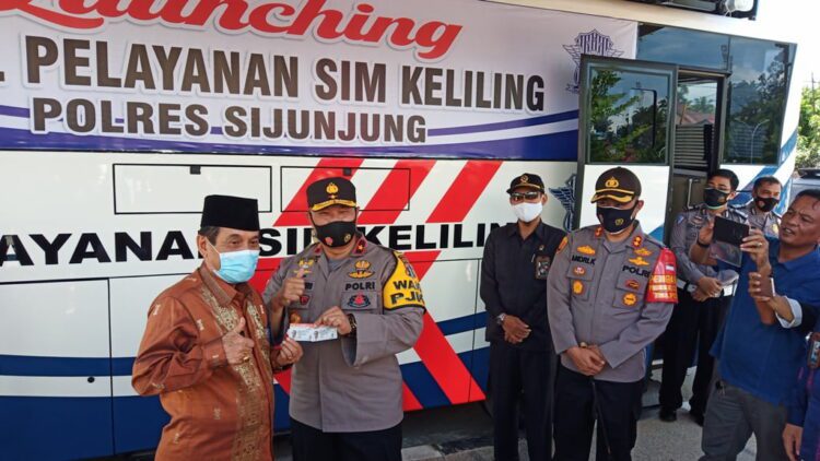 RESMIKAN—Wakapolda Sumbar Brigjen Pol Edi Mardianto selain meresmikan pembangunan lapangan tembak, juga sekalisgus meluncurkan mobil SIM keliling Polres Sijunjung.