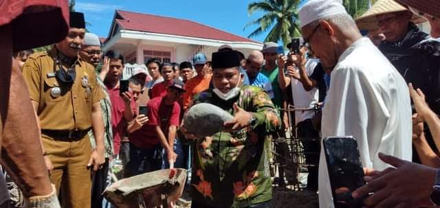 Surau Labuah Siap Dibangun 1 PELETAKAN BATU PERTAMA—Bupati Padanpariaman terpilih Suhatri Bur melakukan peletakan batu pertama pembangunan Surau, kemarin.