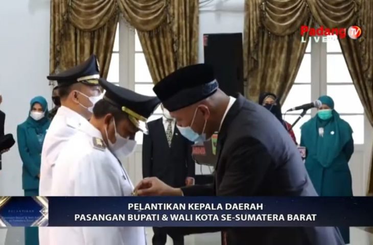 Usai Dilantik Bupati-Wabup, Gubernur Berpesan Wujudkan Janji-janji Kampanye 1 LANTIK—Gubernur Sumbar Mahyeldi melantik pasangan Bupati Agam Andri Warman dan Irwan Fikri dengan memasangkan benggol.