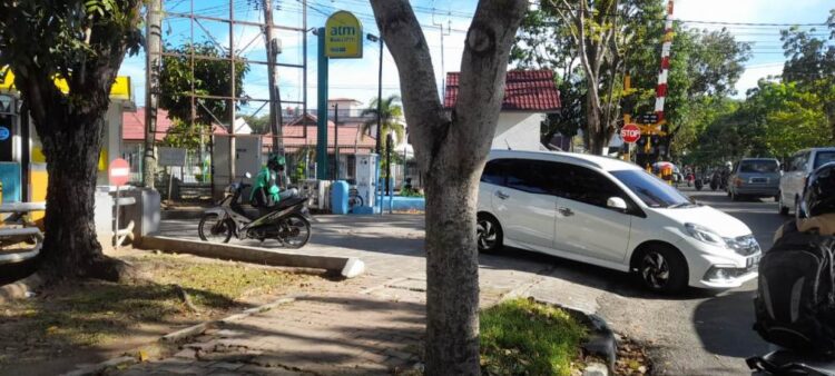 Ojek Online masih Sepi Penumpang, Penghasilan Berharap Sistem Bonus 1 TUNGGU PENUMPANG— Driver ojol menunggu penumpang di kawasan jalan Sisingamangaraja, Kecamatan Padang Timur. Saat ini, pengemudi ojol masih mengeluhkan pendapatan mereka yang belum stabil.