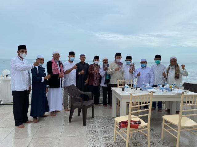 KEBERSAMAAN— Dirut Bank Nagari M Irsyad, direksi dan pengurus Masjid Al Hakim Padang berfoto bersama usai shalat Subuh berjamaah dan sosialisasi QRIS, Minggu (31/1).