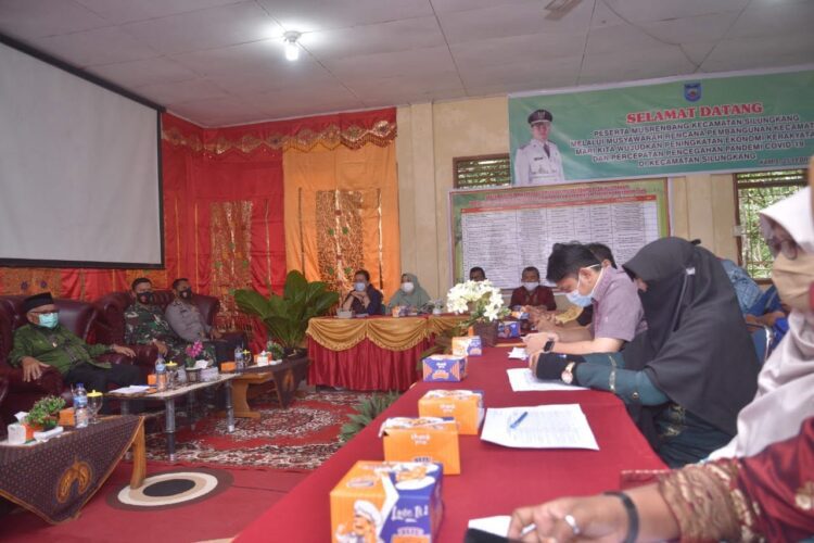 HADIRI MUSRENBANG—  Wakil Wali Kota Sawahlunto Zohirin Sayuti menghadiri Musrenbang Kecamatan Silungkang. Musrenbang lebih memprioritaskan kegiatan ekonomi produktif masyarakat.