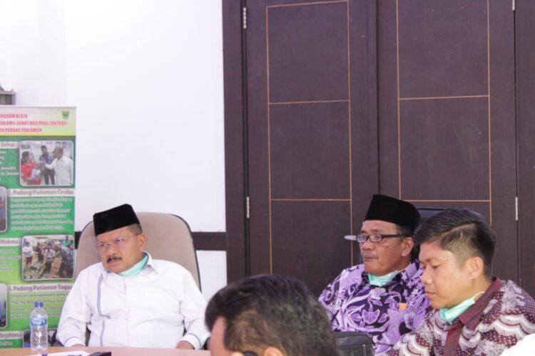 ZOOM MEETING— Bupati Padangpariaman Ali  Mukhni dan Ketua DPRD saat acara  zoom meeting.
