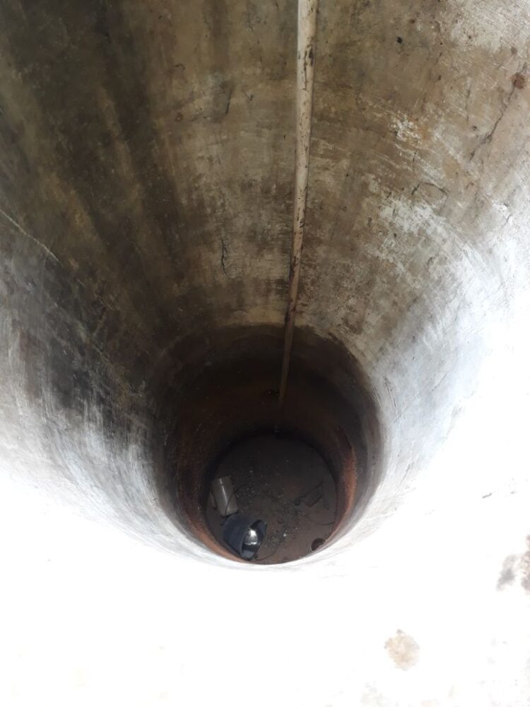 Kemarau, Warga Mulai Kekeringan 1 KEKERINGAN— Efek cuaca panas dan kemarau yang melanda Kota Padang membuat sumur di rumah-rumah warga mulai mengalami kekeringan.