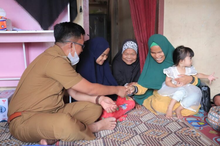 SALAMI— Wawako Payakumbuh Erwin Yunaz salami istri Pak Kusno bernama Yurniati yang ternyata juga tuna netra.