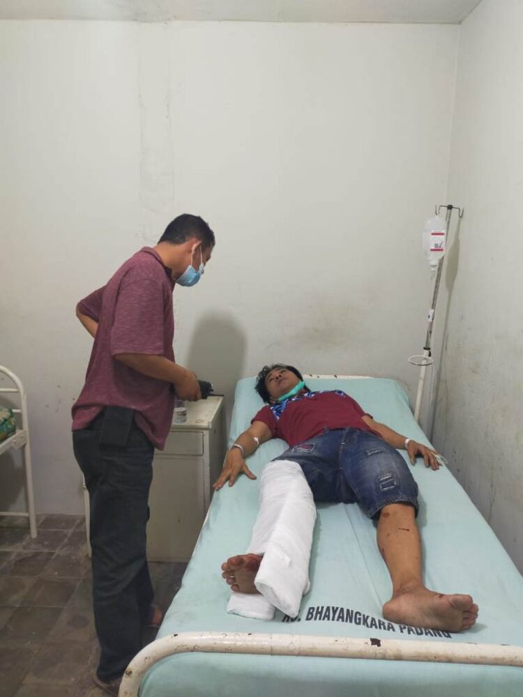 Otak Pelaku Perampokan Modus Travel Liar Ditangkap, 3 lagi Masih Diburu, Salah-satunya Perempuan 1 PERAMPOK DITEMBAK— Otak pelaku perampokan modus travel liar, Masda Makmur (35) dibawa ke rumah sakit usai ditembak Polisi, sedangkan tiga rekannya masih diburu.