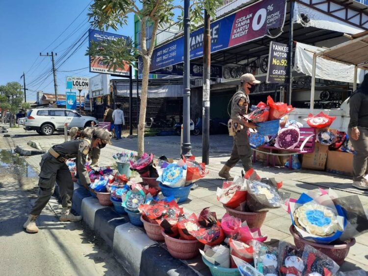 PENERTIBAN PKL— Petugas Satpol PP Kota Padang kembali melakukan penertiban PKL yang masih bandel dan berjualan di trotoar, di kawasan Lolong, Ulang Karang, Kamis (18/2).
