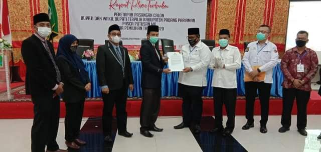 SERAHKAN— Ketua KPU Padangpariaman Zulnaidi serahkan hasil pleno kepada pasangan calon kada terpilih Suhatri Bur-Rahmang.