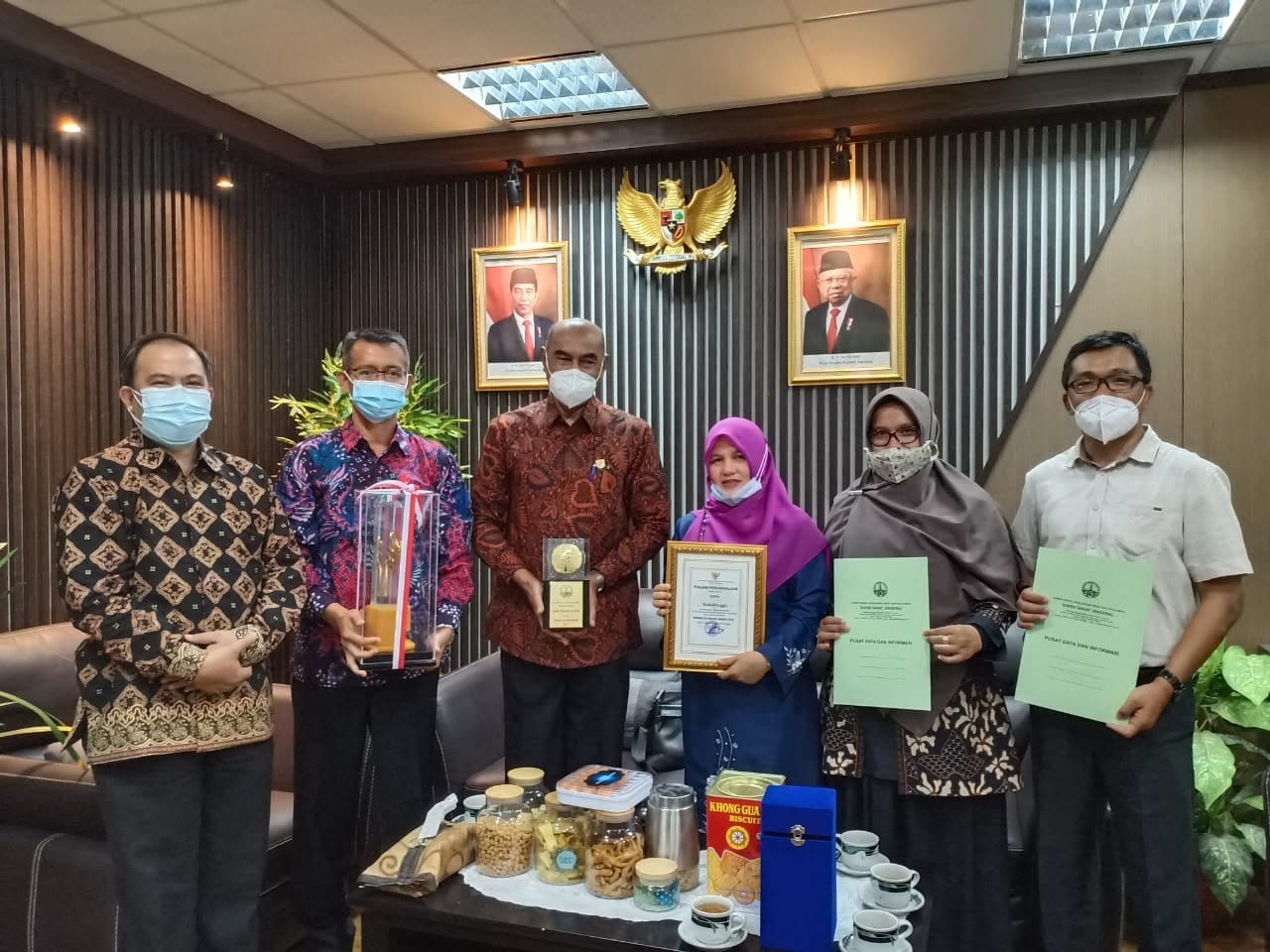 Kementrian LHK Serahkan Nirwasita Tantra Untuk Wako dan Ketua DPRD Bukittinggi