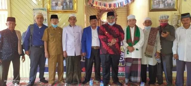 PELEPASAN JAMAAH— Wakil Bupati Padangpariaman Suhatri Bur saat melepas rombongan jamaah menuju Singkil.