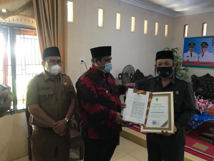 HADIRI—Suhatri Bur menghadiri pelantikan Jusfira Siska Marini sebagai Pejabat (Pj) Walinagari Koto Baru Kecamatan Padang Sago.